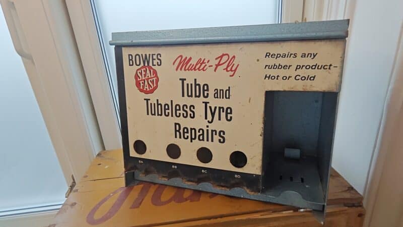 Bowes Seal Fast. Multi-Ply Tube and Tubeless Tyre Repairs. Lappegrejs skab stander