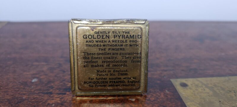 Golden Pyramid. Talking Machine Needles. Blikdåse med indhold