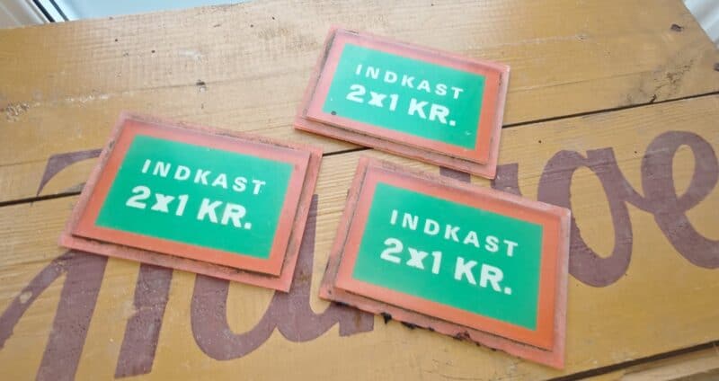 Indkast 2 x 1 Kr. skilte i hård plast fra Damhus Tivoli