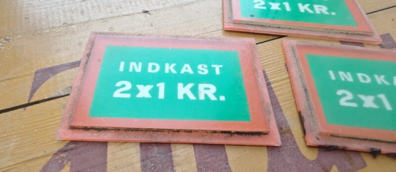 Indkast 2 x 1 Kr. skilte i hård plast fra Damhus Tivoli