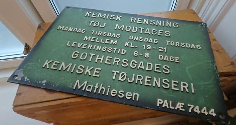 Kemisk rensning tøj modtages. Gothersgades Kemiske Tøjrenseri. Mathiesen Palæ 7444. Støbt skilt