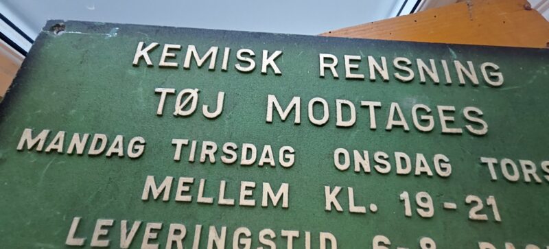 Kemisk rensning tøj modtages. Gothersgades Kemiske Tøjrenseri. Mathiesen Palæ 7444. Støbt skilt