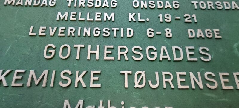 Kemisk rensning tøj modtages. Gothersgades Kemiske Tøjrenseri. Mathiesen Palæ 7444. Støbt skilt