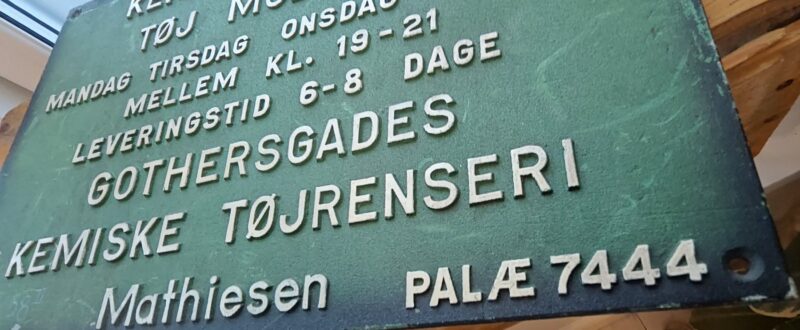 Kemisk rensning tøj modtages. Gothersgades Kemiske Tøjrenseri. Mathiesen Palæ 7444. Støbt skilt