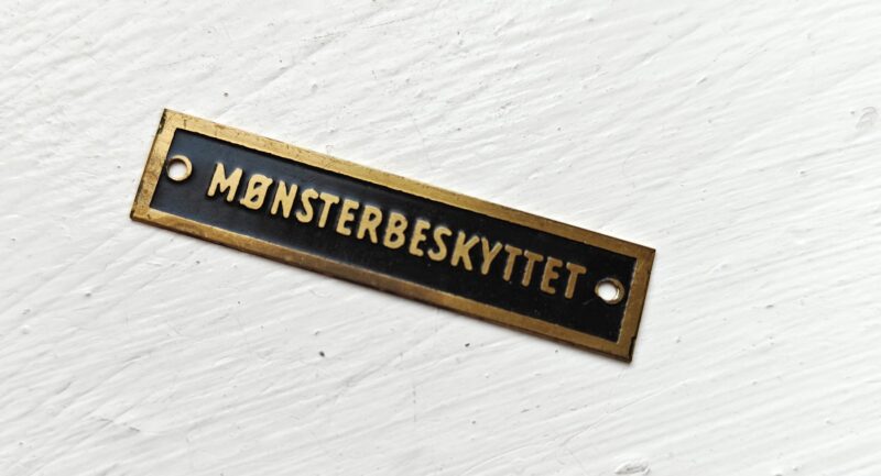 Mønterbeskyttet. Lille bitte messingskilt