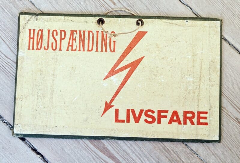 Højspænding. Livsfare. Papskilt. Dobbeltsidet